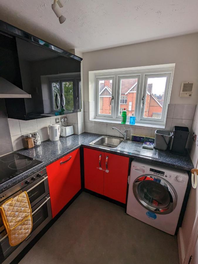 Large Apartment With Parking Гілфорд Екстер'єр фото