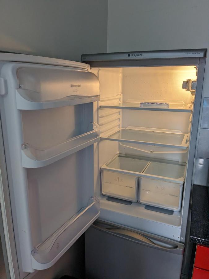 Large Apartment With Parking Гілфорд Екстер'єр фото