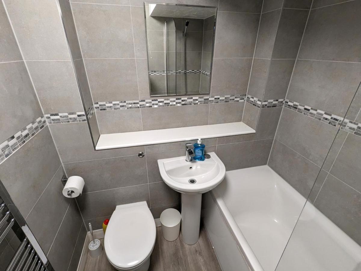 Large Apartment With Parking Гілфорд Екстер'єр фото